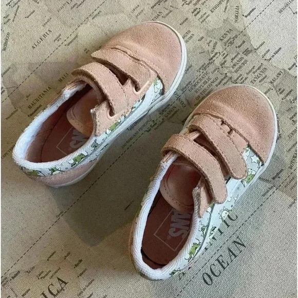 Vans Holiday Unicorn Old Skool V
Sneakers  Size 8 - Picture 2 of 6